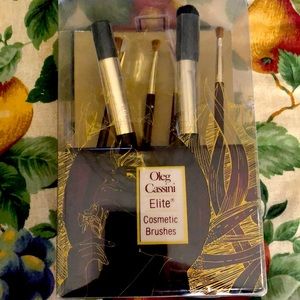 Oleg Cassini 8 piece Elite cosmetic brushes Never use and in original case